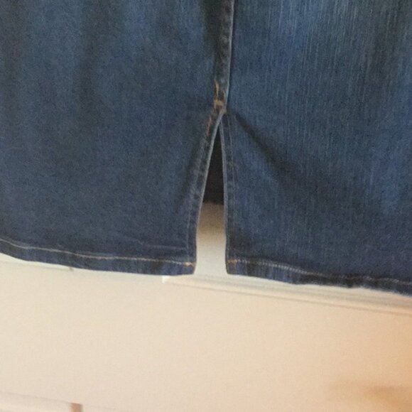 Short skirt - Picture 4 of 7